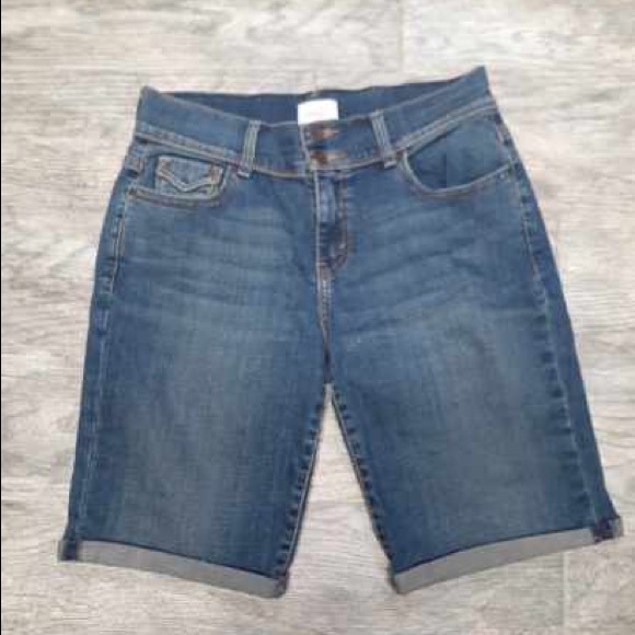 Levi’s shorts sz 4 with 30 waist/ 10 in inseam - Picture 1 of 6